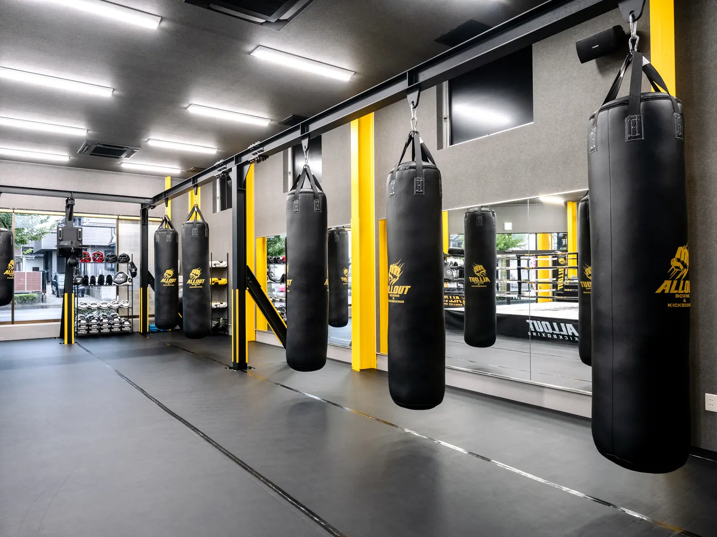 一列に並んだサンドバッグ。クラス外の時間は自主練し放題