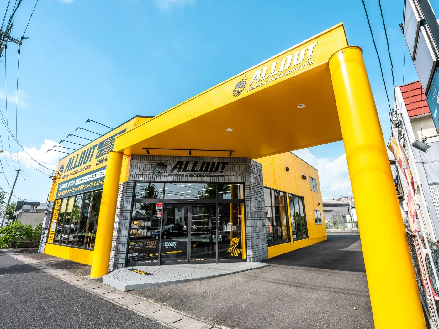 ALLOUT GYM一宮店 外観。黄色と黒の看板が目印