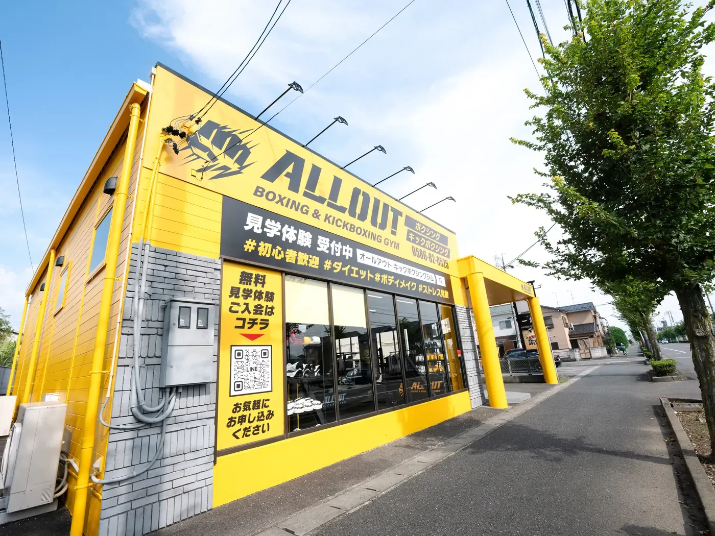 ALLOUT GYM一宮店の外観（側面看板）