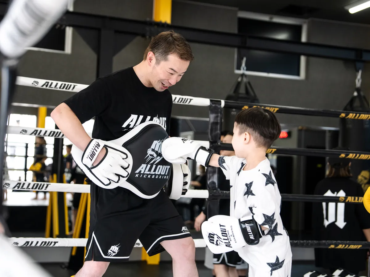 トレーナーと練習するキッズクラスの子どもたち