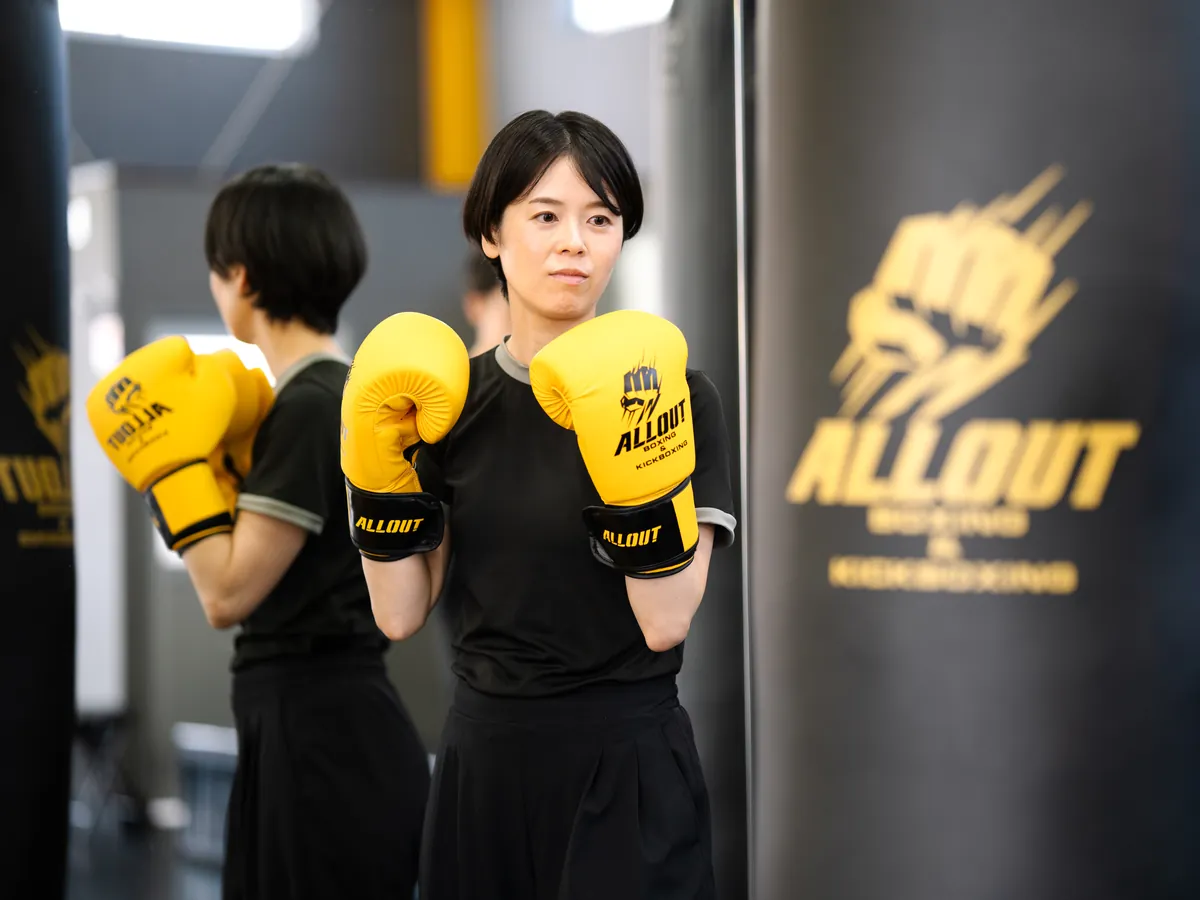 構えを確認する女性会員