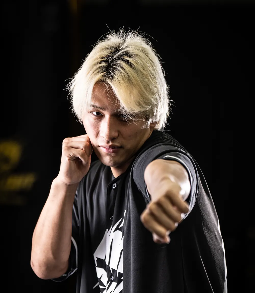 ALLOUTのパーソナルトレーニング主担当・村瀬賢心トレーナー（現役プロ総合格闘家）の構えの写真