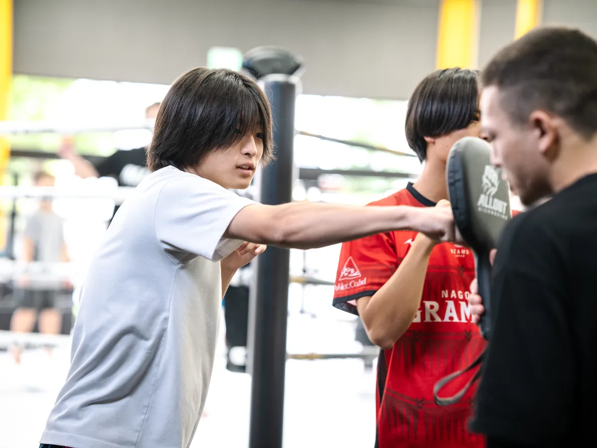 ミットにジャブを打ち込む会員