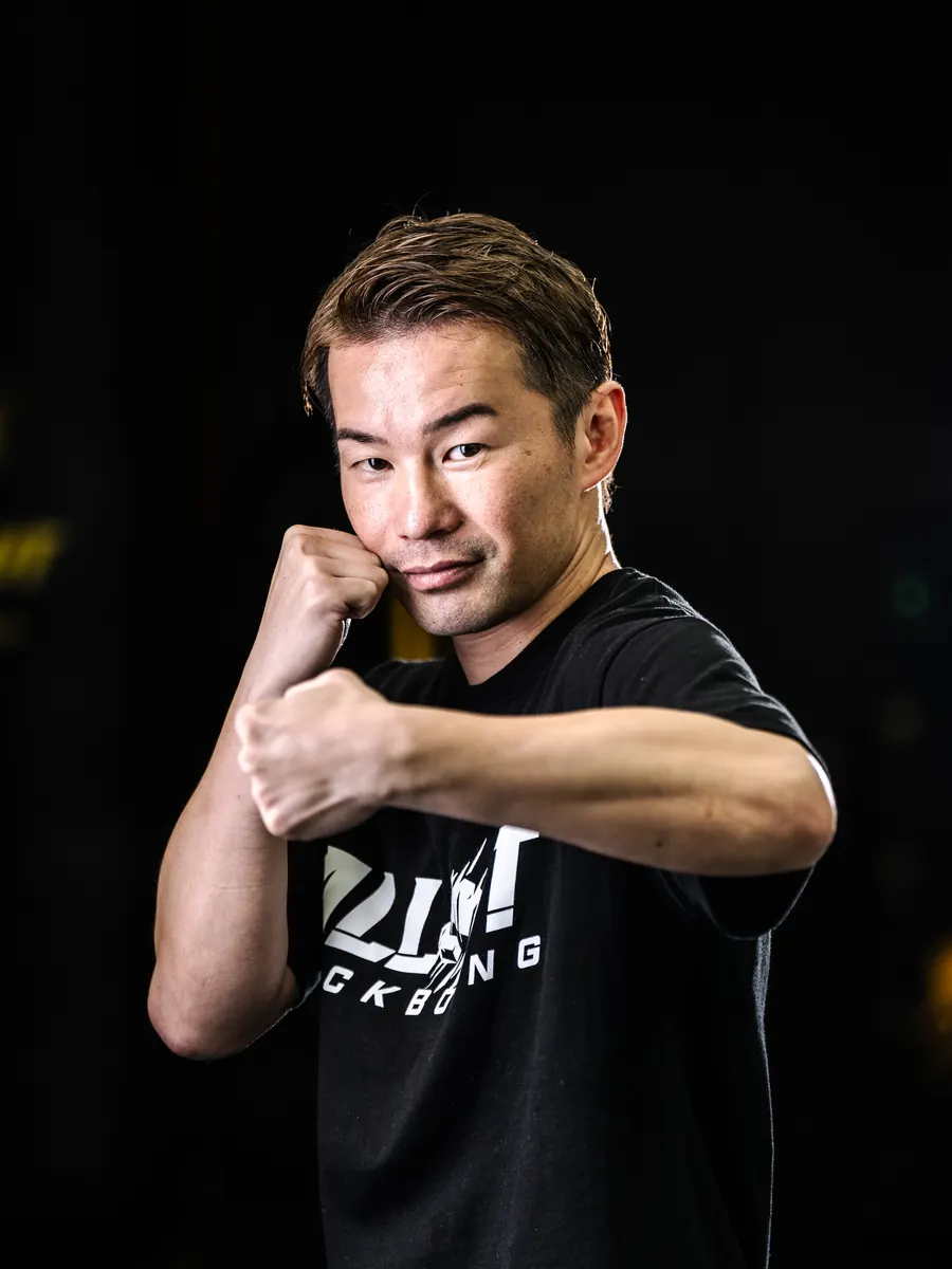 構えを取る華井玄樹トレーナー